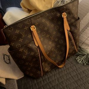 Totally MM Louis Vuitton EUC Comes with dust bag and tags